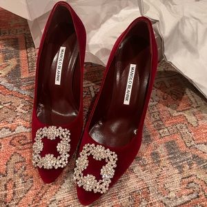 Manolo Blahnik Hangisi 70mm crystal-buckle velvet pumps 36.5